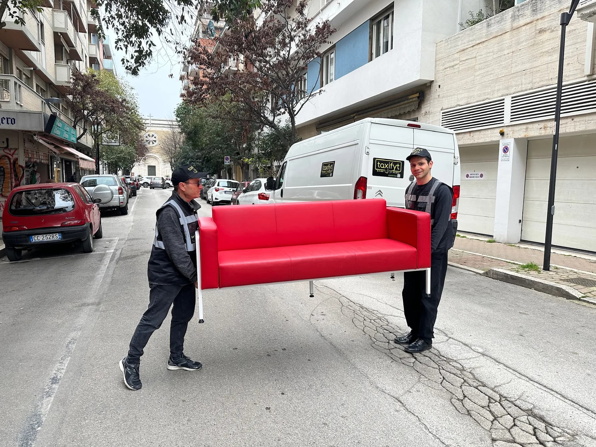 Driver TaxiFyt trasportano un divano per strada